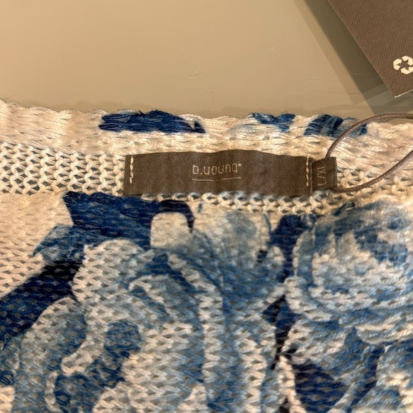 B. Young sweater - L/XL - Picture 5 of 10